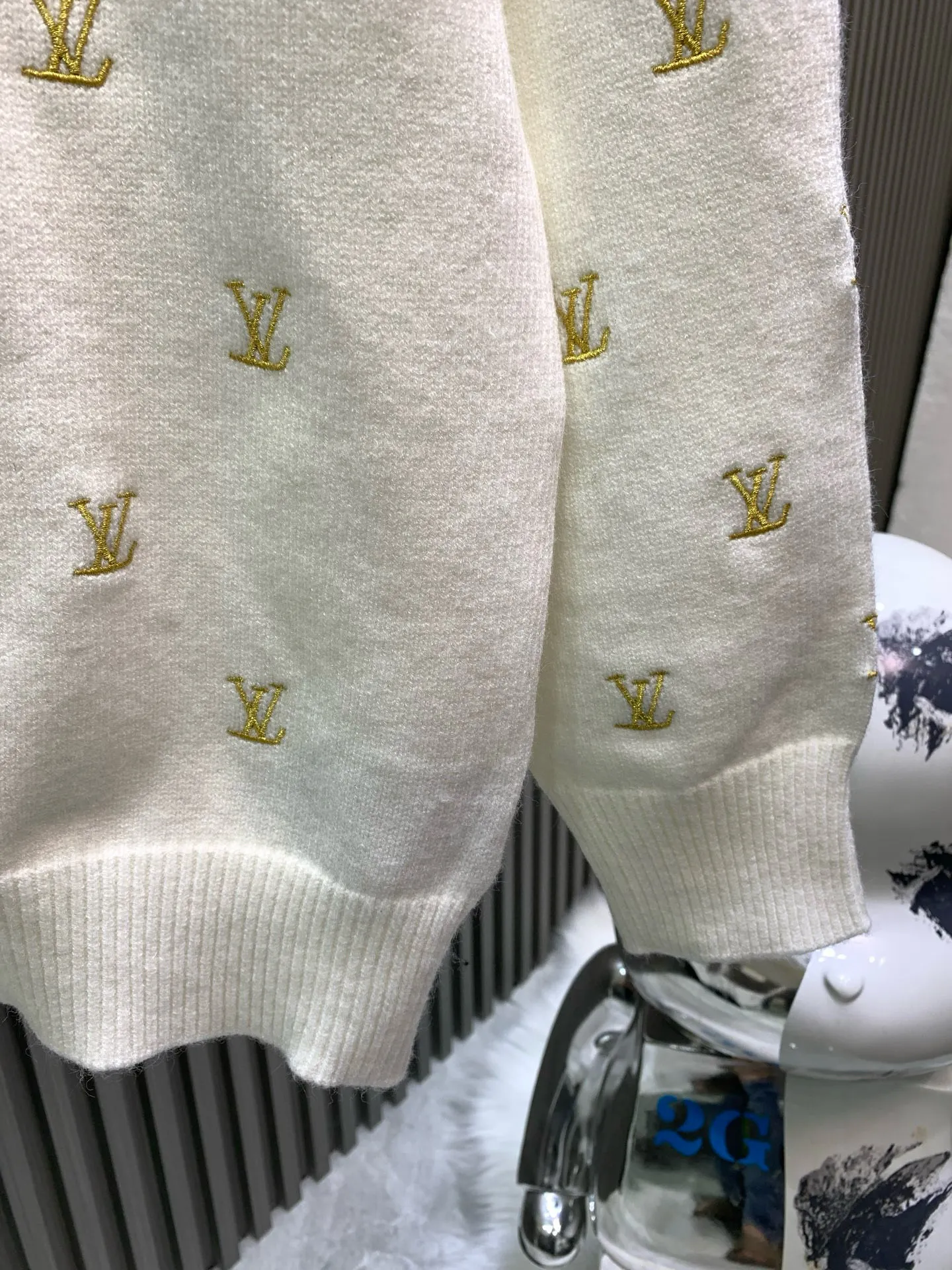 🅿️370 🀄️ Louis Vuitton Louis Vuitton 1*v full logo small embroidered round neck sweater. Originally purchased after 15,000. Fei Dong co-branded series. Fixed color and dyed sheep wool material. 7S special custom-woven and dyed yarn. Hanging wool tissue woven piece. Made of sheep wool material knitted piece. The texture of the fabric is clear and rich. The whole piece is made with full embroidery technology. There are about 168 small embroideries. The embroidery uses fixed-dyed matte embroidery thread on the board and the stitch embroidery process. The pattern is embroidered with thousands of Tajima machine needles. The fine stitching method is dense and ultra-high density without revealing white. The pattern is clear and the lines and three-dimensional sense are strong to enrich the overall picture space. Special cotton wool material is washed and treated. The elastic fiber of sheep wool gives the fabric a high degree of resilience, allowing the clothes to maintain a lasting freshness and durability. Due to its fiber structure and special scale structure, sheep wool also has excellent warmth retention properties and anti-wrinkle properties. Keeps you warm and looks stylish